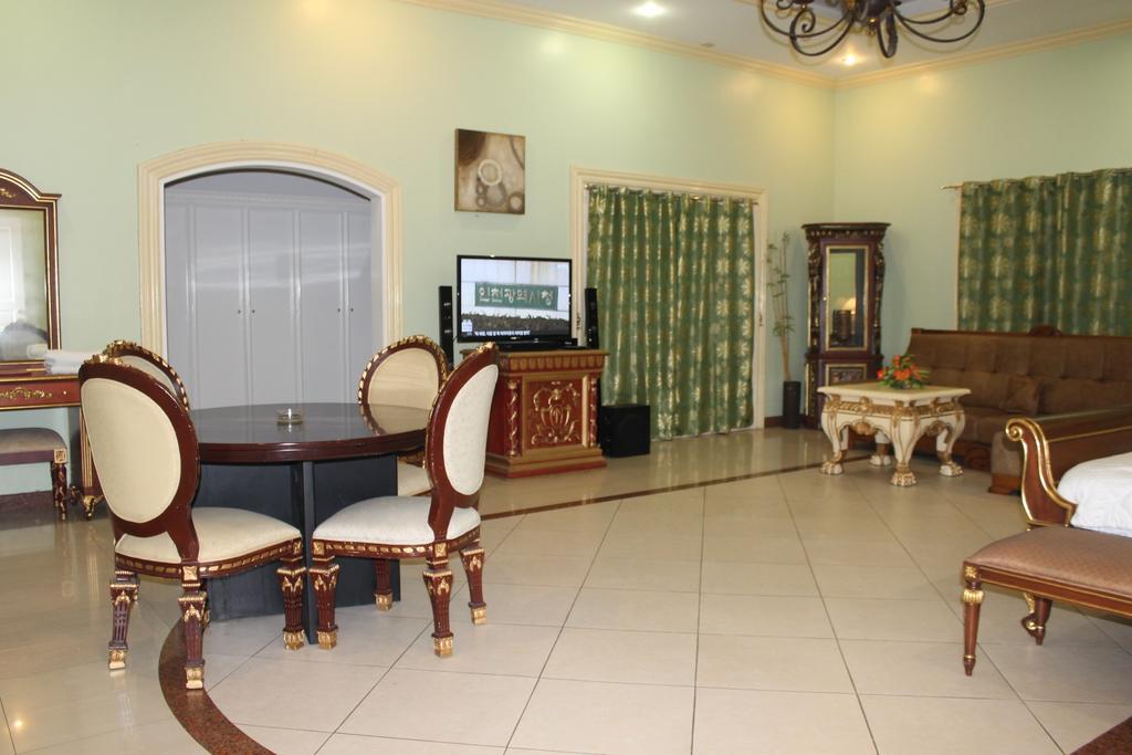 Prince Hotel Angeles Room photo