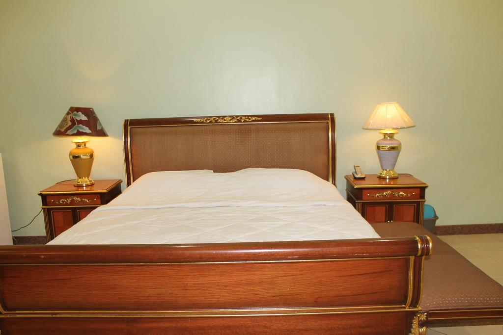 Prince Hotel Angeles Room photo