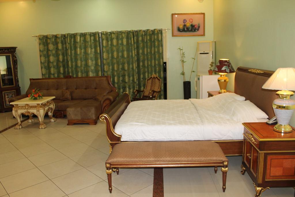 Prince Hotel Angeles Room photo