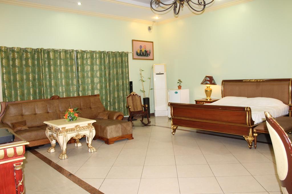 Prince Hotel Angeles Room photo