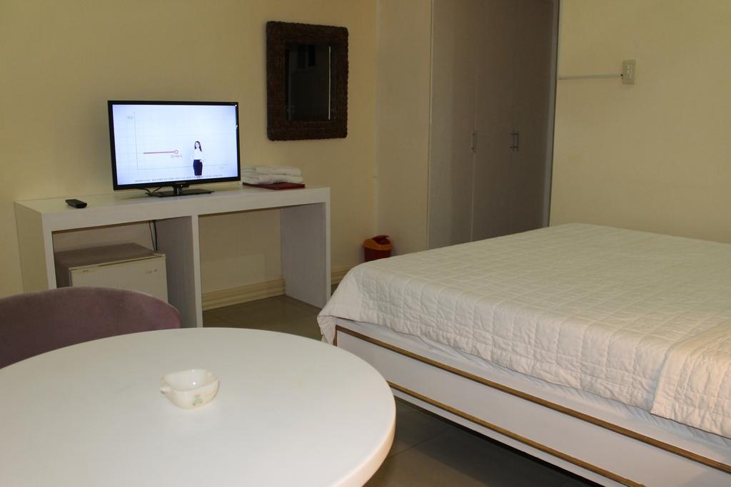 Prince Hotel Angeles Room photo