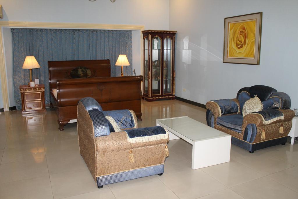 Prince Hotel Angeles Room photo