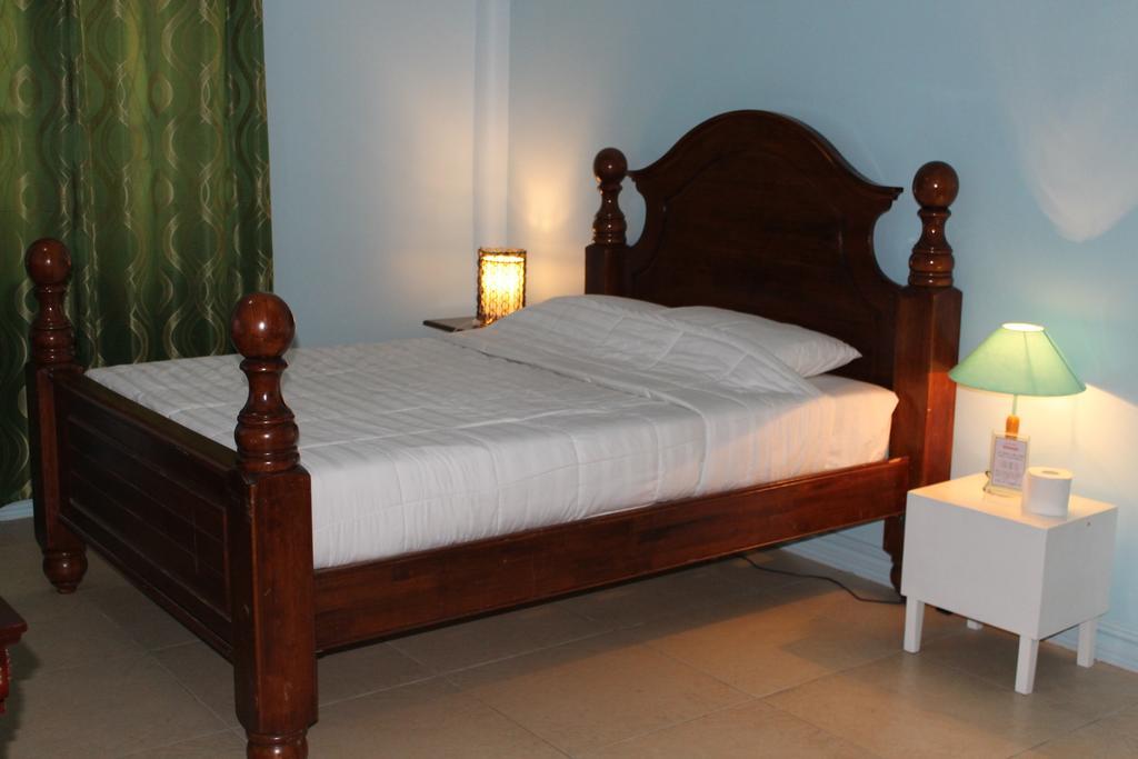 Prince Hotel Angeles Room photo