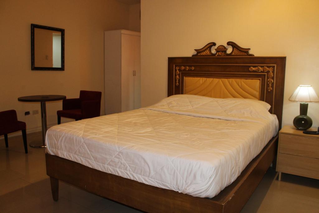 Prince Hotel Angeles Room photo