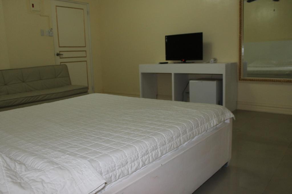Prince Hotel Angeles Room photo
