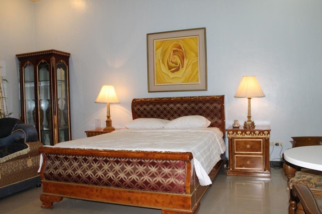 Prince Hotel Angeles Room photo