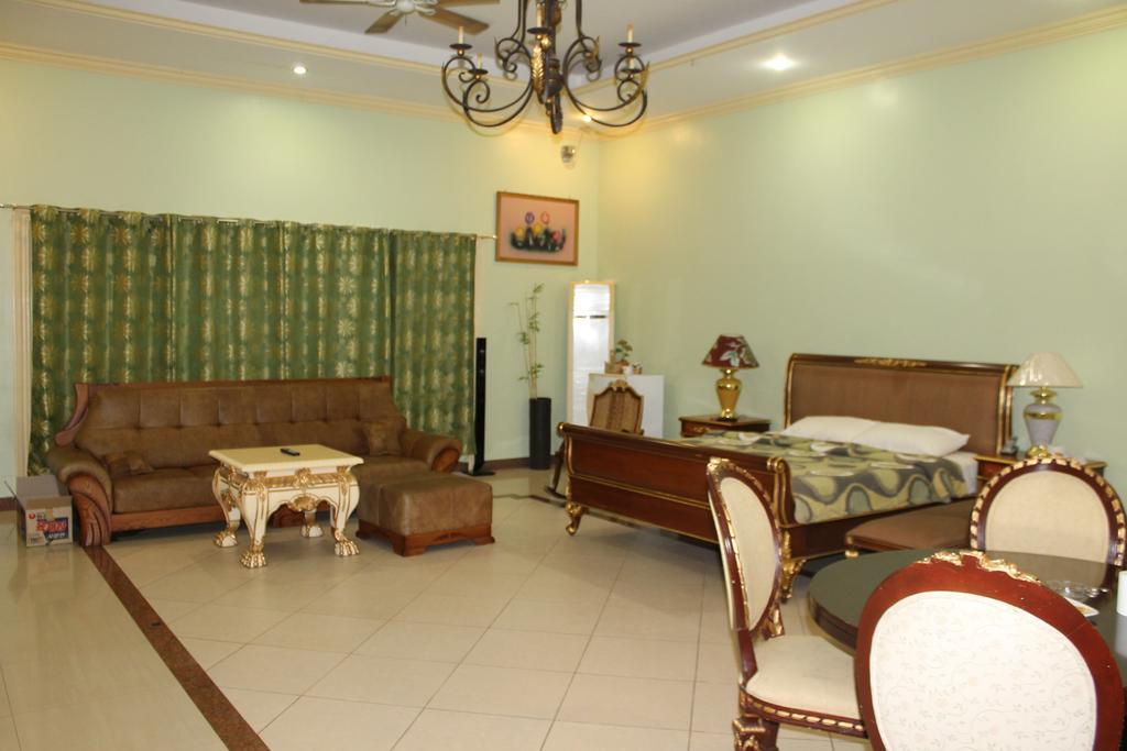 Prince Hotel Angeles Room photo
