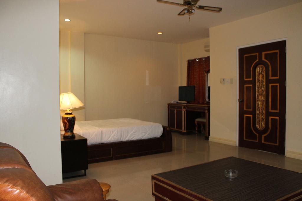 Prince Hotel Angeles Room photo