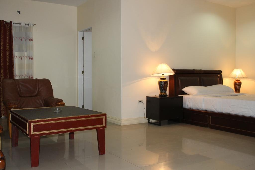 Prince Hotel Angeles Room photo