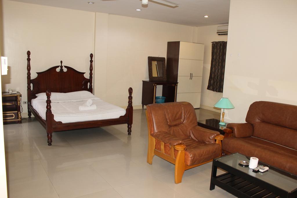 Prince Hotel Angeles Room photo