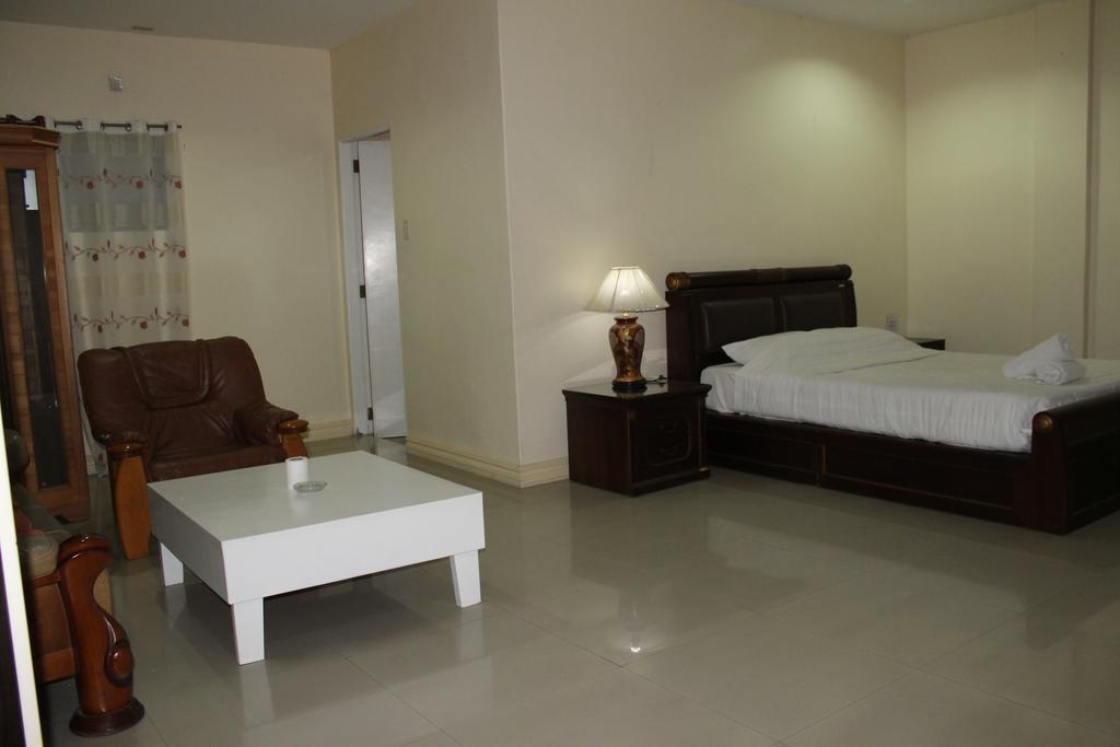 Prince Hotel Angeles Room photo